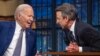 Presiden AS Joe Biden (kiri) dan Seth Meyers dalam rekaman acara "Late Night with Seth Meyers" di New York City, 26 Februari 2024. (Jim WATSON / AFP)