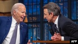 Presiden AS Joe Biden (kiri) dan Seth Meyers dalam rekaman acara "Late Night with Seth Meyers" di New York City, 26 Februari 2024. (Jim WATSON / AFP)