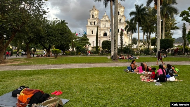 El templo de Esquipulas presta sus instalaciones durante el día para que los migrantes descansen. [Fotografía Karla Arévalo/VOA]