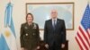 La jefa del Comando Sur de EEUU, general Laura Richardson, junto al ministro de Defensa argentino, Jorge Taiana, en Buenos Aires. [Cortesía Embajada de EEUU en Argentina] 