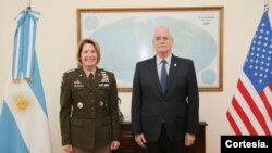 La jefa del Comando Sur de EEUU, general Laura Richardson, junto al ministro de Defensa argentino, Jorge Taiana, en Buenos Aires. [Cortesía Embajada de EEUU en Argentina] 