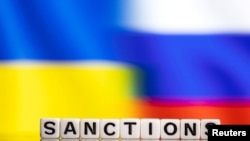 우크라이나(왼쪽)·러시아 국기를 배경으로 '제재(SANCTIONS)'라고 쓰인 플라스틱 블록들 이미지.