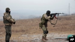 Фото для ілюстрації - російський військовий проводить постріл під час тренувань в Донецькій області, січень 2023 року (AP Photo/Alexei Alexandrov)