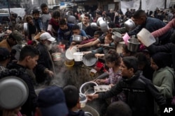 Warga Palestina antre mendapatkan makan di Rafah, Jalur Gaza, Kamis, 21 Desember 2023. (Foto: AP)