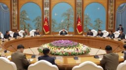 FILE - Korea Utara Kim Jong-un (tengah) dalam pertemuan Politbiro ke-16 di markas besar Komite Sentral Partai di Pyongyang, 20 September 2023. (KCNA VIA KNS/AFP)