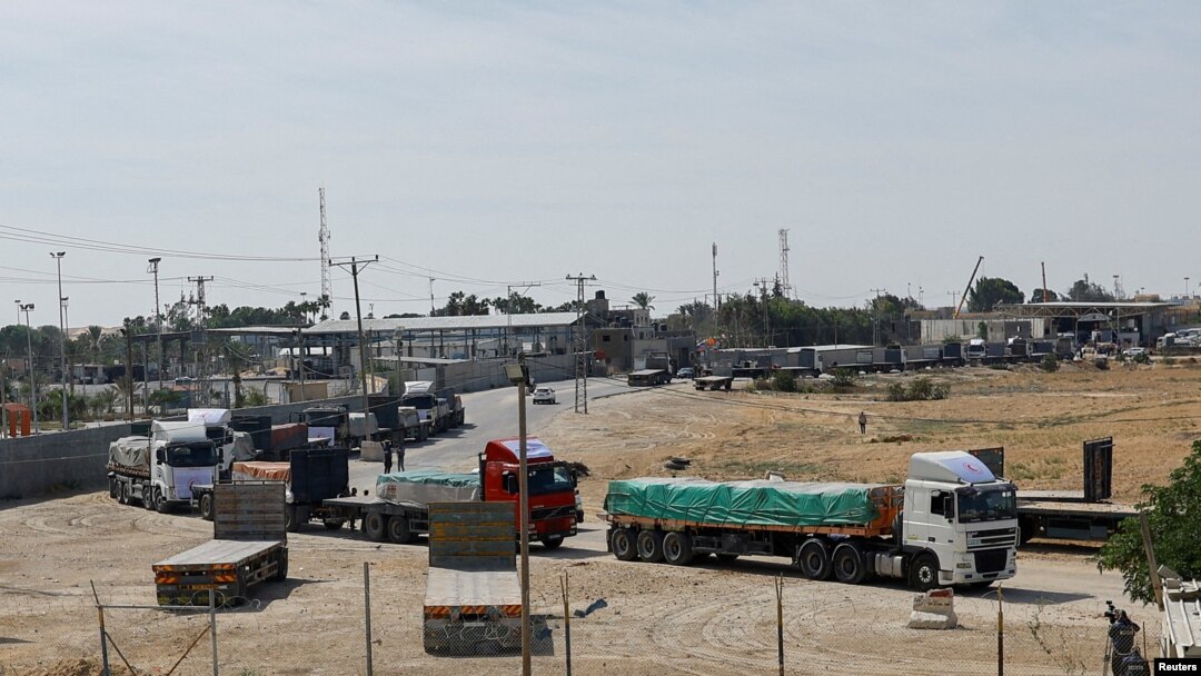 FILE: Truk yang membawa bantuan menunggu untuk keluar di Rafah di selatan Jalur Gaza, di sisi perbatasan Palestina dengan Mesir, saat konflik antara Israel dan kelompok Islam Palestina Hamas berlanjut, 21 Oktober 2023. (REUTERS/Ibraheem Abu Mustafa)