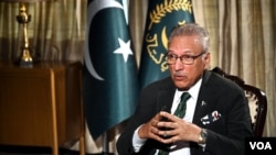 Presiden Pakistan Arif Alvi dalam wawancara eksklusif dengan VOA Urdu, 16 November 2023.