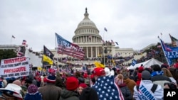 Partidarios del presidente Donald Trump se aglomeran frente al Capitolio, Washington, 6 de enero de 2021. Paul Lovely, un exempleado de la Agencia de Seguridad Nacional, fue condenado el 13 de junio de 2023 a dos semanas de prisión por participar en el asalto al Capitolio. 