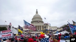 ARCHIVO - Partidarios del presidente Donald Trump se aglomeran frente al Capitolio, en Washington, 6 de enero de 2021.