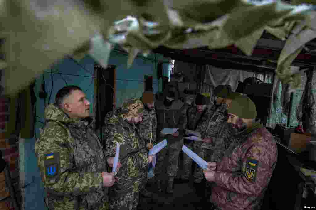 Pendeta Militer Yevhen dan Oleksandr memimpin kebaktian Hari Natal untuk tentara dari brigade mekanis terpisah ke-93 dekat garis depan di wilayah Donetsk, Ukraina.
