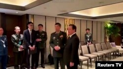 日本防衛大臣濱田靖一6月3日在新加坡香格里拉對話間隙與中國國務委員兼國防部長李尚福舉行會談。 (路透社視頻截屏)