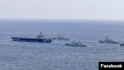 미 해군 핵추진항공모함 니미츠함(왼쪽)이 27일 제주도 남방 공해상에서 한국 해군과 연합훈련에 참가하고 있다. (한국 국방부 페이스북)