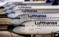 Pesawat Lufthansa diparkir di Bandara Frankfurt, 7 Februari 2024. (Foto: AP)