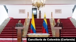 Los cancilleres de Venezuela, Yván Gil, y Colombia, Álvaro Leyva, en el Palacio de San Carlos, sede del Ministerio de Relaciones Exteriores de Colombia, en Bogotá.