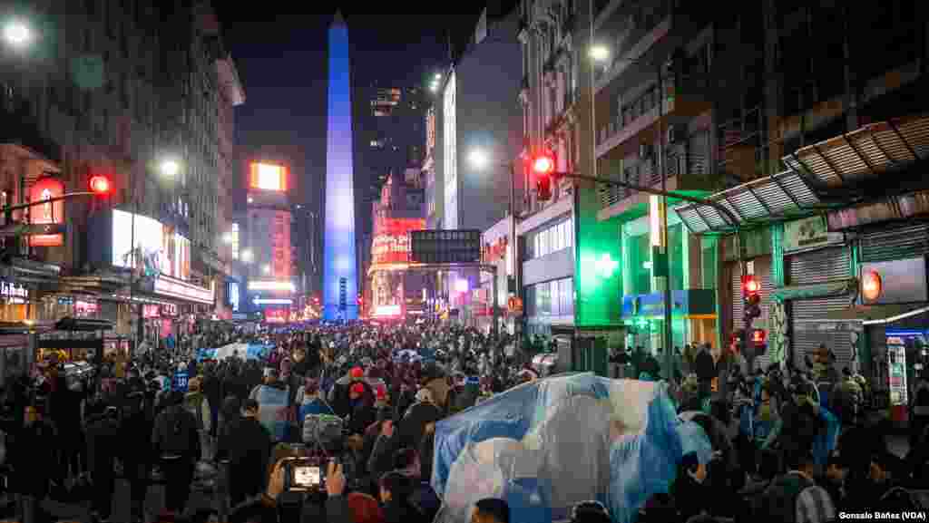 Familias enteras salieron a Buenos Aires en las primeras horas de la mañana, rodeando su famoso obelisco con camisetas blancas y azules del equipo a pesar de las frías temperaturas invernales.