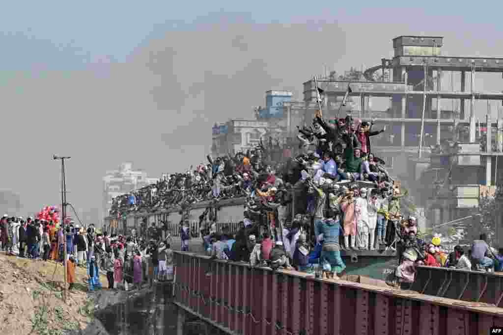 Muslim devotees leave in an overcrowded train after taking part in the Akheri Munajat or final prayers during &#39;Biswa Ijtema&#39;, an annual congregation of Muslims in Tongi, some 30 kms north of Dhaka, Bangladesh.