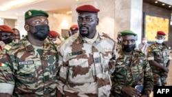 Le président du Comité national pour le rassemblement et le développement (CNRD), le colonel Mamady Doumbouya (au milieu) après une réunion de la CEDEAO à Conakry, le 17 septembre 2021. AFP / John Wessels