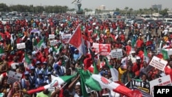 Des manifestants se rassemblent près de l'Assemblée nationale du Nigeria lors d'une manifestation à Abuja le 27 février 2024. (Photo Kola Sulaimon / AFP).