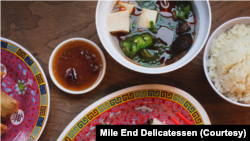 纽约布鲁克林的Mile End Delicatessen餐厅每年在平安夜和圣诞节提供特别菜单，以中餐为特色，并带有一些犹太熟食风味。
