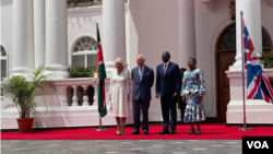 Kenyan President William Ruto and his wife welcome King Charles III and Queen Camilla at the State House, Oct. 31, 2023. (Mariama Diallo/VOA)