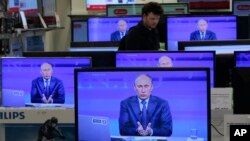 러시아 모스크바의 가전제품 매장에 진열된 TV에서 블라디미르 푸틴 대통령 연설이 중계되고 있다. (자료사진)