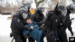 圣彼得堡的警察2024年2月17日拘捕一名想为纳瓦尔尼献花的男子。