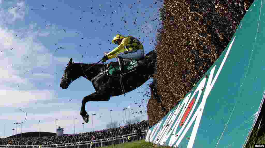 Shishkin, ditunggangi oleh joki Nico de Boinville, saat mengikuti kompetisi pacuan kuda Grand National Festival di 14.55 Alder Hey Aintree Bowl Chase, Aintree Racecourse di Liverpool, Inggris.