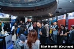 Pengunjung bebas 'berkencan singkat' dengan para caleg yang hadir di Festival Pemiu. (Foto: Courtesy/Bijak Memilih)