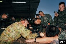 Tentara dari Angkatan Darat Australia dan Korea Selatan ikut dalam kompetisi gulat persahabatan menjelang Latihan Talisman Sabre di Pusat Latihan Shoalwater Bay di Queensland, Australia, 19 Juli 2023. (LAC Adam ABELA / DEPARTEMEN PERTAHANAN AUSTRALIA/AFP)