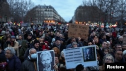 Građani pružaju podršku osnivaču Vikiliksa Džulijanu Asanžu u Parizu, 20. februara 2024. 