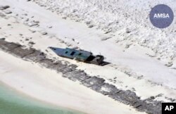 Sebuah kapal nelayan terdampar di Pulau Bedwell, 313 kilometer (194 mil) barat Broome, Australia, pada Senin, 17 April 2023. (Otoritas Keselamatan Maritim Australia via AP)