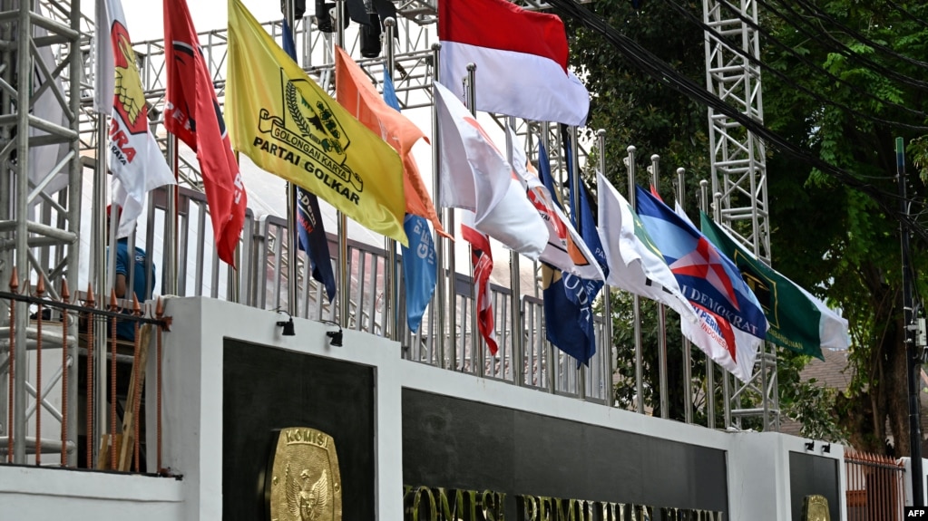 资料照片：印度尼西亚大选委员会雅加达办公室悬挂的印尼政党旗帜。(2023年11月13日）