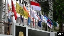 Bendera partai politik Indonesia di depan kantor Komisi Pemilihan Umum (KPU), Jakarta, 13 November 2023. (Foto: Adek Berry/AFP)