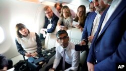 Ріші Сунак відповідав на запитання журналістів у літаку під час перельоту до США 6 червня 2023 р.