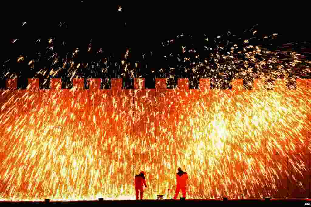 Performers throw molten metal to create a fireworks display during the &quot;Dashuhua&quot; traditional Chinese performance in Handan, in northern China&#39;s Hebei province, Feb. 7, 2024, ahead of the Lunar New Year of the Dragon.