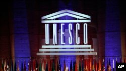 ARCHIVO - El logotipo de la Organización de las Naciones Unidas para la Educación, la Ciencia y la Cultura (UNESCO) se ve durante la 39ª sesión de la Conferencia General en la sede de la UNESCO en París, en noviembre de 2017.