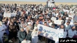 تجمع جمعی از اهالی استان سیستان و بلوچستان بر بستر خشک دریاچه هامون