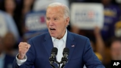 El presidente de Estados Unidos, Joe Biden, habla en el evento de campaña de la escuela secundaria Renaissance en Detroit, Michigan, el viernes, 12 de julio de 2024.