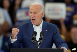 El presidente Joe Biden hace un gesto durante su discurso en el evento de campaña de la escuela secundaria Renaissance en Detroit, Michigan, el viernes 12 de julio de 2024. (Foto AP/Carlos Osorio)