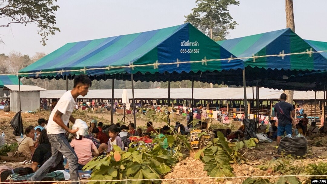 Warga Myanmar yang menyelamat diri dari konflik bersenjata antara militer Myanmar dan kelompok-kelompok pemberontak etnis berlindung di tempat-tempat pengungsian di wilayah Thailand, di Sungai Moei, distrik Mae Sot, Provinsi Tak, 7 April 2023. (Foto: AFP)