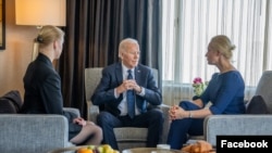 President AS Joe Biden bertemu dengan istri dari mendiang Alexey Navalny, Yulia Navalnaya (kanan) dan anaknya, Dasha Navalnaya, di San Francisco, California, pada 22 Februari 2024. (Foto: POTUS/Facebook)