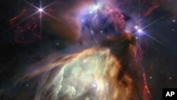 Ova slika prve godišnjice objavljena 12. jula 2023., prikazuje NASA-in svemirski teleskop James Webb koji prikazuje rođenje zvijezde kao što nikada prije nije viđeno. (NASA, ESA, CSA, STScI, Klaus Pon preko AP)