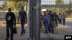 Banyak pria Palestina yang bekerja di Israel tidak bisa pulang ke Gaza sejak perang Hamas-Israel dimulai (foto: dok). 