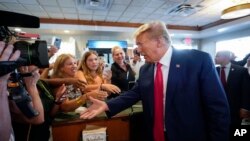 '기밀 반출' 혐의 등에 혐의로 기소된 도널드 트럼프 전 미국 대통령이 13일 마이애미에서 첫 재판 출석을 마친 후 지지자들과 만났다. 