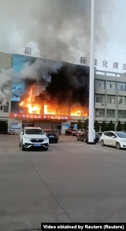 中國社媒平台發布影片顯示山西呂梁永聚煤礦聯建大樓起火。 （2023年11月16日）。