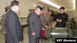 視頻截圖顯示北韓領導人金正恩在一個沒有披露的地點視察核彈頭。 （2023年3月28日）