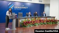 Jóvenes participando en un foro en el marco de la Cumbre por la Democracia, en San José, Costa Rica. Foto Houston Castillo, VOA