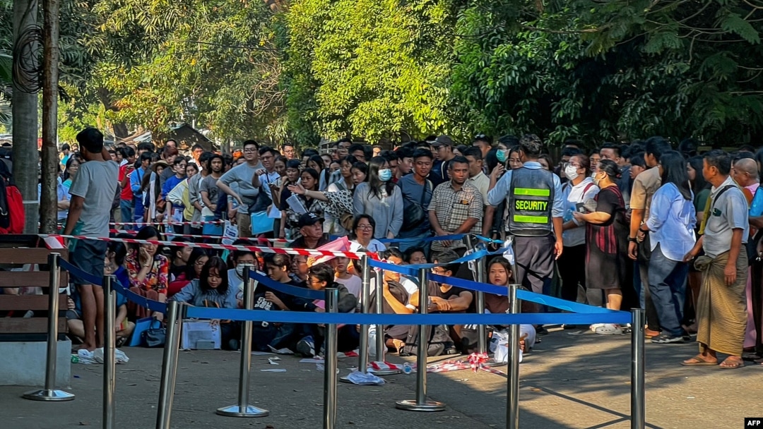 Antrean warga untuk mendapatkan visa di luar kedutaan Thailand di Yangon, 16 Februari 2024, setelah pemerintah militer Myanmar menyatakan akan memberlakukan wajib militer. (AFP)
