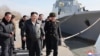 朝鲜官媒朝中社2024年2月2日发布照片显示，朝鲜领导人金正恩视察南浦造船厂的军舰建造工程。