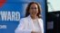 Kandida a la prezidans Demokrat, Vis Prezidan Kamala Harris reyaji devan otobis kanpay li nan ayewopo Savannah / Hilton Head nan Joji, 29 Out, 2024. 